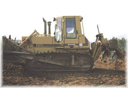 Tractor de cadenas tipo bulldozer con dos rejones montados en su parte posterior para realizar el subsolado del terreno