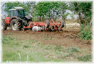 Laboreo. Preparacin del terreno mediante grada pesada tras la utilizacin de un arado de vertedera.